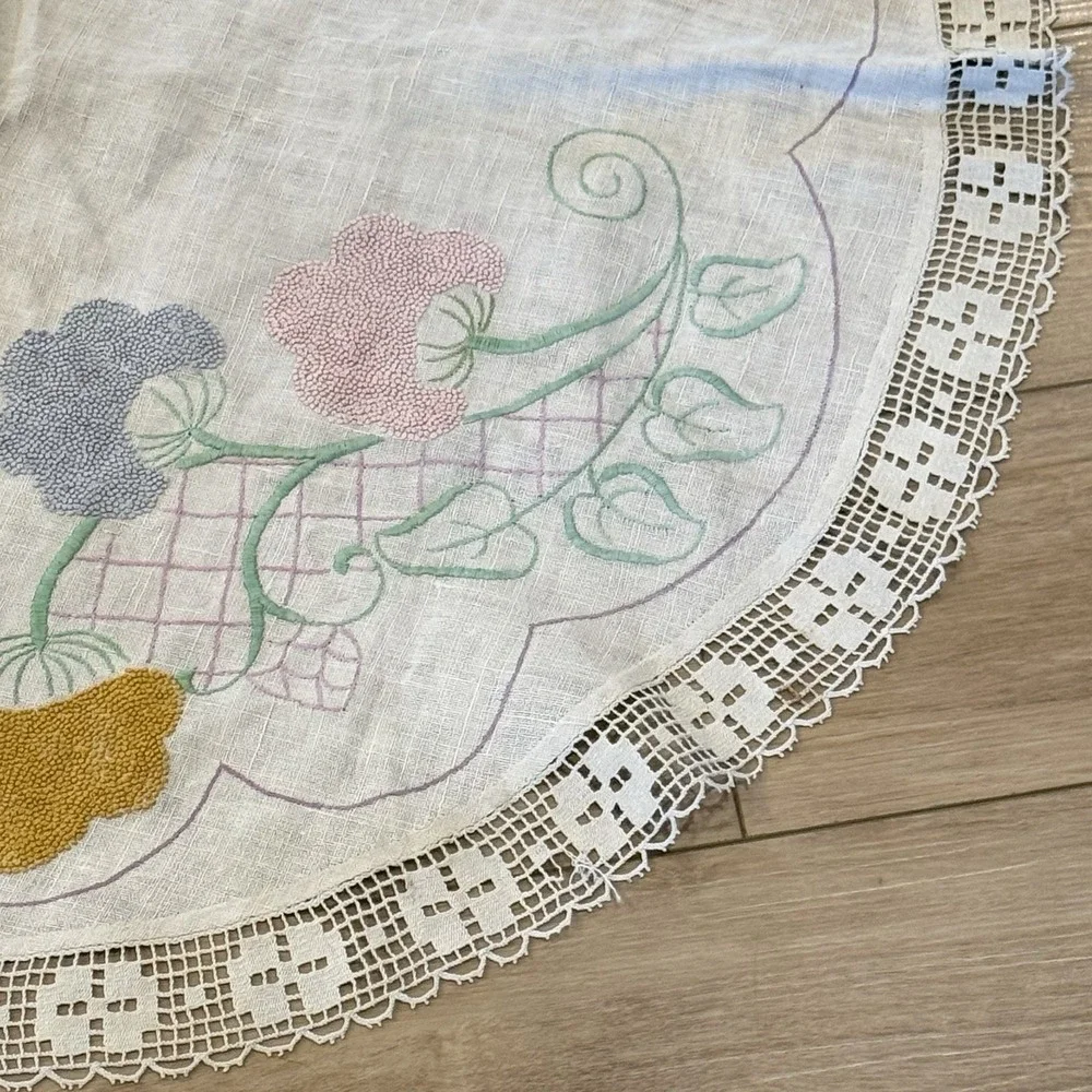 Vintage Round Linen Embroidered Crochet Edge Tablecloth Floral Cottage Country‎